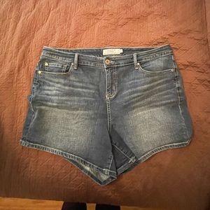 Torrid denim shorts size 18 gently worn medium-dark wash
